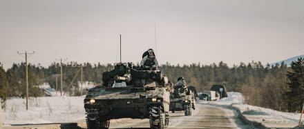 Stridsfordon 90 ur svenska armén under framryckning i norra Finland