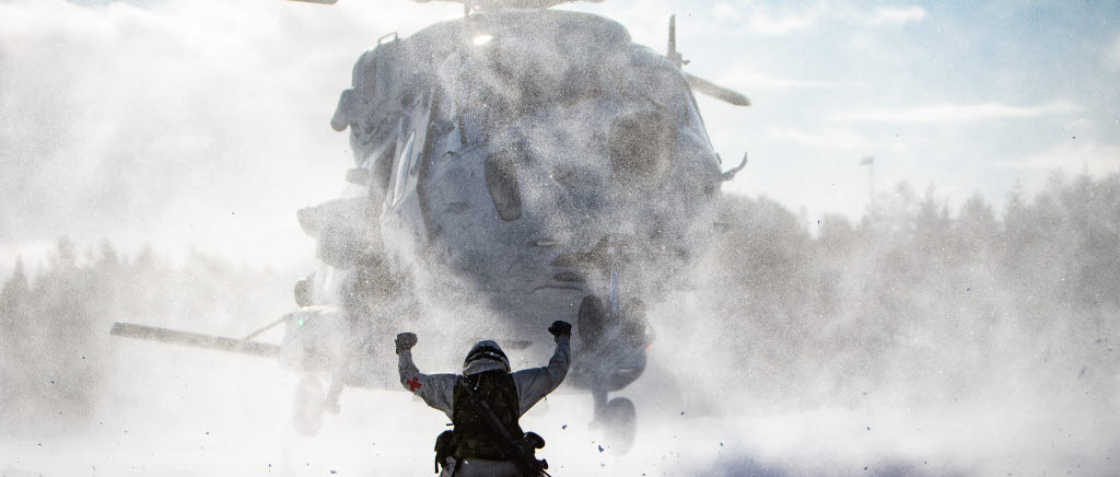 Samövning. En värnpliktig sjukvårdare från I 19 övar på att ta emot en helikopter 14 tillhörande första helikopterskvadron. Vid flera tillfällen under veckorna övades medicinsk evakuering av skadade. 