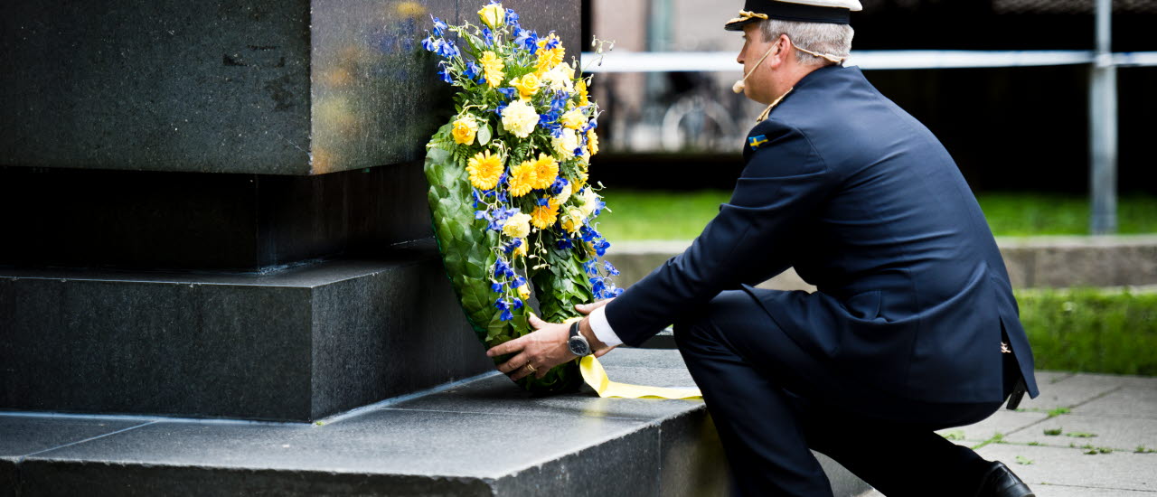 Flygvapnet fyller 90 år. Flygvapenchefen Generalmajor Mats Helgesson vid kransnedläggning i Flygvapnets minnessal.