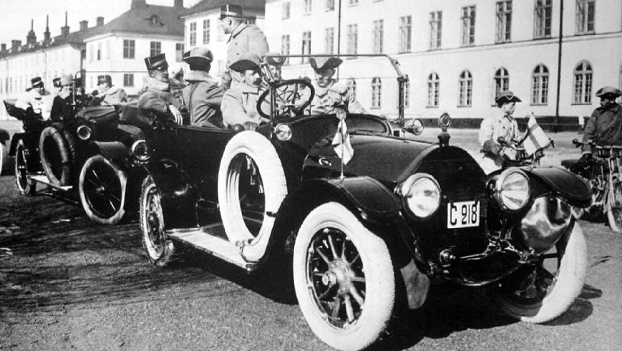 Övning med Frivilliga Automobilkåren, förmodligen i mitten av 1910-talet.  Bilden är en del av forsvarsmakten.se/varhistoria. 