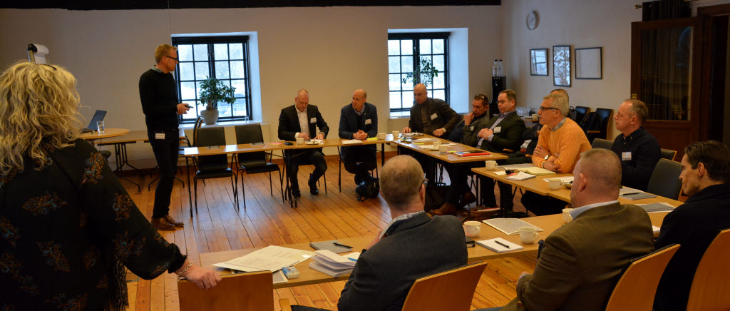 Föreläsarna Fredrik Bondestam och Ulrika Jansson från Nationella sekretariatet för genusforskning föreläser för kursdeltagarna om ojämställdhet på struktur-, organisation-, relations-, och individnivå. En del av Gender Coach-programmet 2019 som hålls av Managementenheten på Militärhögskolan Karlberg.