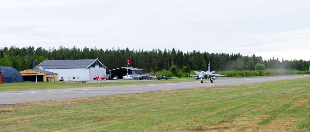 180612 Piteå-Långnäs. Kortbana och metodförsök ATS/R.
Historiskt ögonblick. I dag kl 9.43 och 9.47 landade den första roten Jas 39 Gripen på Piteå-Långnäs flygplats. En del i att utveckla förmågor att använda kortbana och alternativa start- och landningsplatser. Det är en del i metodförsök att starta och landa i okontrollerad luft med rörlig flygtrafikledning (ATS/R).
Piteå-Långnäs flygplats är en gammal flygbas från 60-talet som numera ägs av Piteå Kommun.