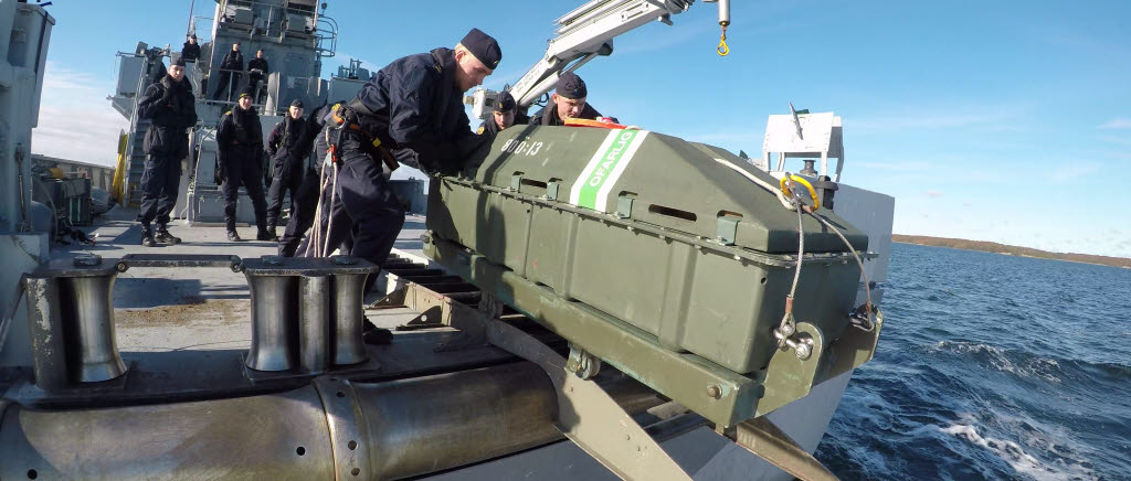 Mineringsövning i Karlskrona skärgård under oktober 2017. Minröjningsfartyget HMS Vinga övar på att fälla minor.