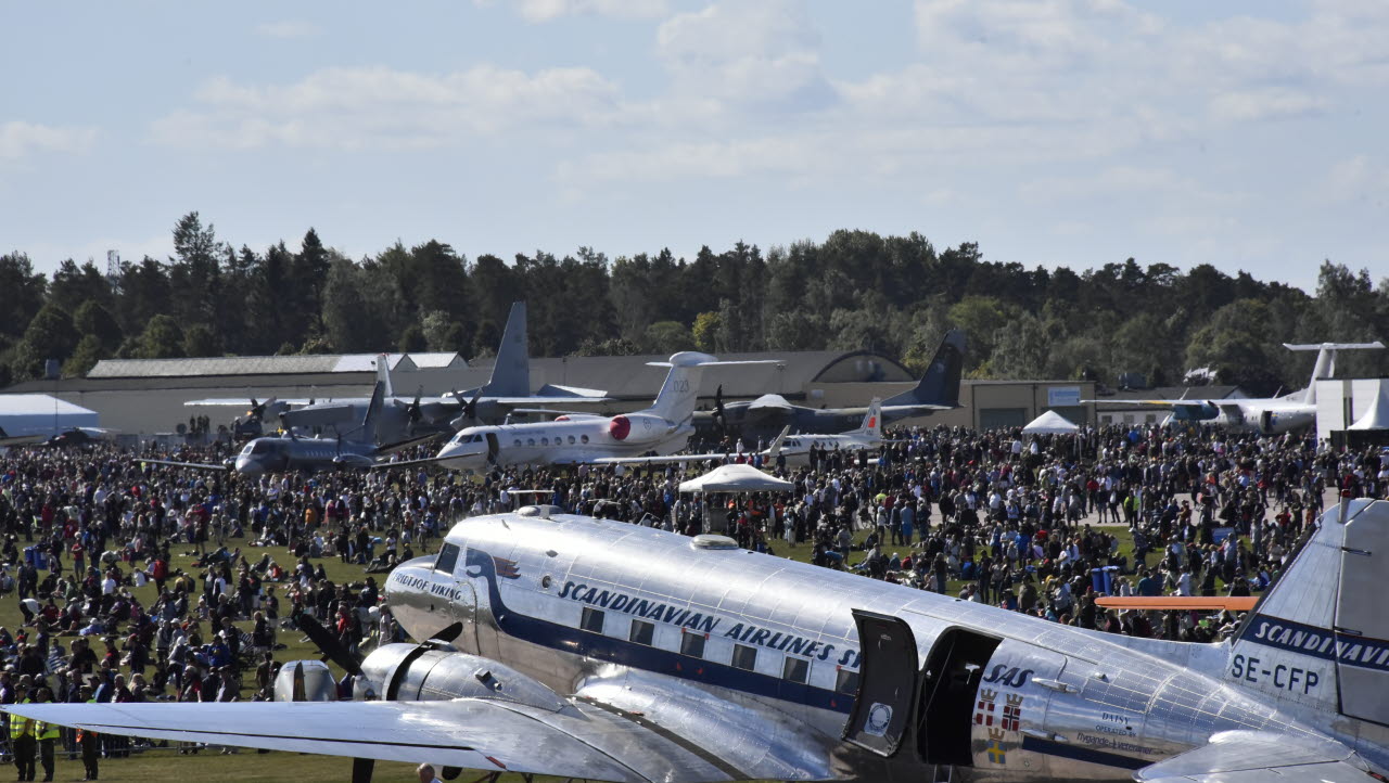 Översikt med åskådare. Flygdagarna 2016 på Malmen.