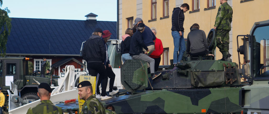 Kanonväder för stridsfordonet! Att få klättra upp och titta närmare på stridsfordon 90 var populärt.