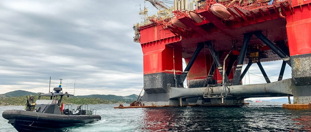 Under den norska övningen Counter Sabotage 2025 har marina EOD-operatörer från Röjdykardivisionen samövat röjning av olika typer av sprängladdningar i marin infrastruktur och kritisk civil infrastruktur i gråzonskalan mellan fred, kris och krig. 