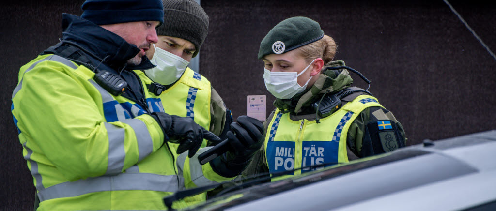 Militärpolisen övar trafikkontroll med trafikpolisen
