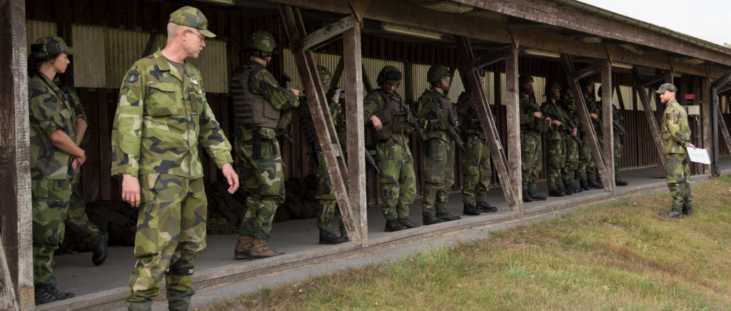 Kenny närmast i bild och Markus genomför säkerhetsgenomgång och visitation före skjutning. Det är en hel del att gå igenom när en skjutning ska genomföras. Både Kenny och Markus tycker det är intressant och lärorikt att få möjlighet att under sin utbildning besöka sitt hemmaförband och genomföra skarpa utbildningsmoment.

soldater uppställda på skjutvall


Basskyddssoldater övar skytte på Rosenholms övningsområde. Introduktionsutbildning för vidare arbete i Basskyddskompaniet. Kadetter är instruktörer.