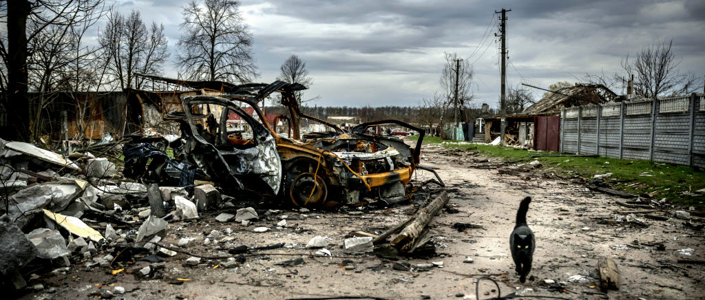 Ukraina 2022-04-23,
Chernihiv, där Rysslands invasion mot Ukraina svept genom staden och förstört hela samhället.
Bilden: Förstörda byggnader och bilar nära en checkpoint i en förort till Chernihiv
Foto: Alexander Mahmoud / DN / TT / Kod: 3524
** SVD OUT **