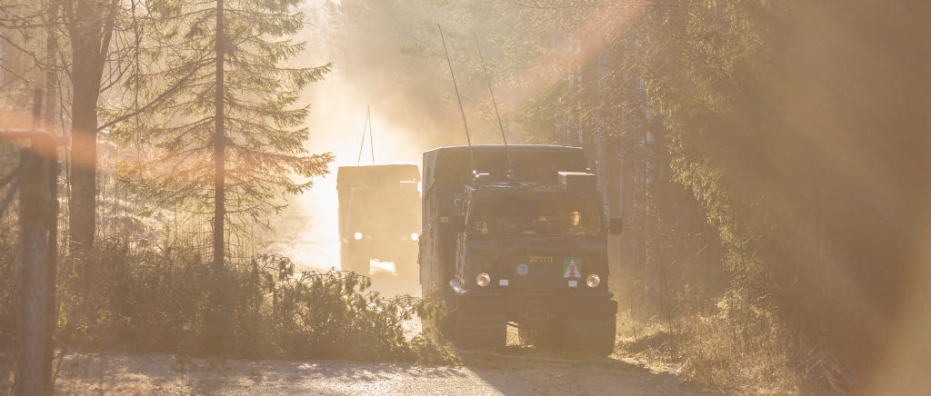 Artilleriradarsystemet ARTHUR är inbyggt i specialanpassade bandvagnar. 
