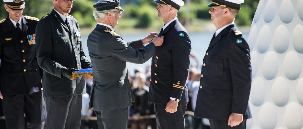 Veterandagen. Fanjunkare Mats Svensson, Hörby, tilldelas Försvarsmaktens förtjänstmedalj i guld, utan svärd, för rådigt och skickligt ingripande, med stor sinnesnärvaro under pressade förhållanden, samt med stort personligt mod och fara för eget liv förhindrat en större explosion som kunnat utgöra en stor fara för personal i området samt orsakat stora materiella skador, i samband med olyckan på DNC, i Karlskrona 2016.