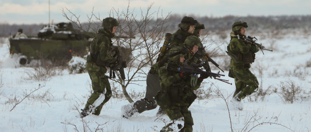 Vinterförband under vinterstrid på Gotland. Soldater ur 1911:e pansarskyttekompaniet anfaller på Tofta skjutfält på Gotland.