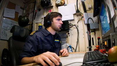 ADENVIKEN 20090807. Ledningssystemoperatör Magnus Abrahamsson sitter vid sin arbetsplats i radiohytten på HMS Malmö någonstans i Adenviken. Försvarsmakten har erhållit en anvisning angående en marin insats i Somalia (EU NAVFOR OP ATALANTA) av Regeringskansliet (Försvarsdepartementet). Insatsen skall inledas i maj 2009 och vidmakthållas under fyra (4) månader i insatsområdet..Foto: Löjtnant Marcus Olsson/Försvarsmakten