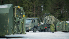 Däcksbro 300 lastas på lastbil inför utbildningsmoment i vintermiljö.