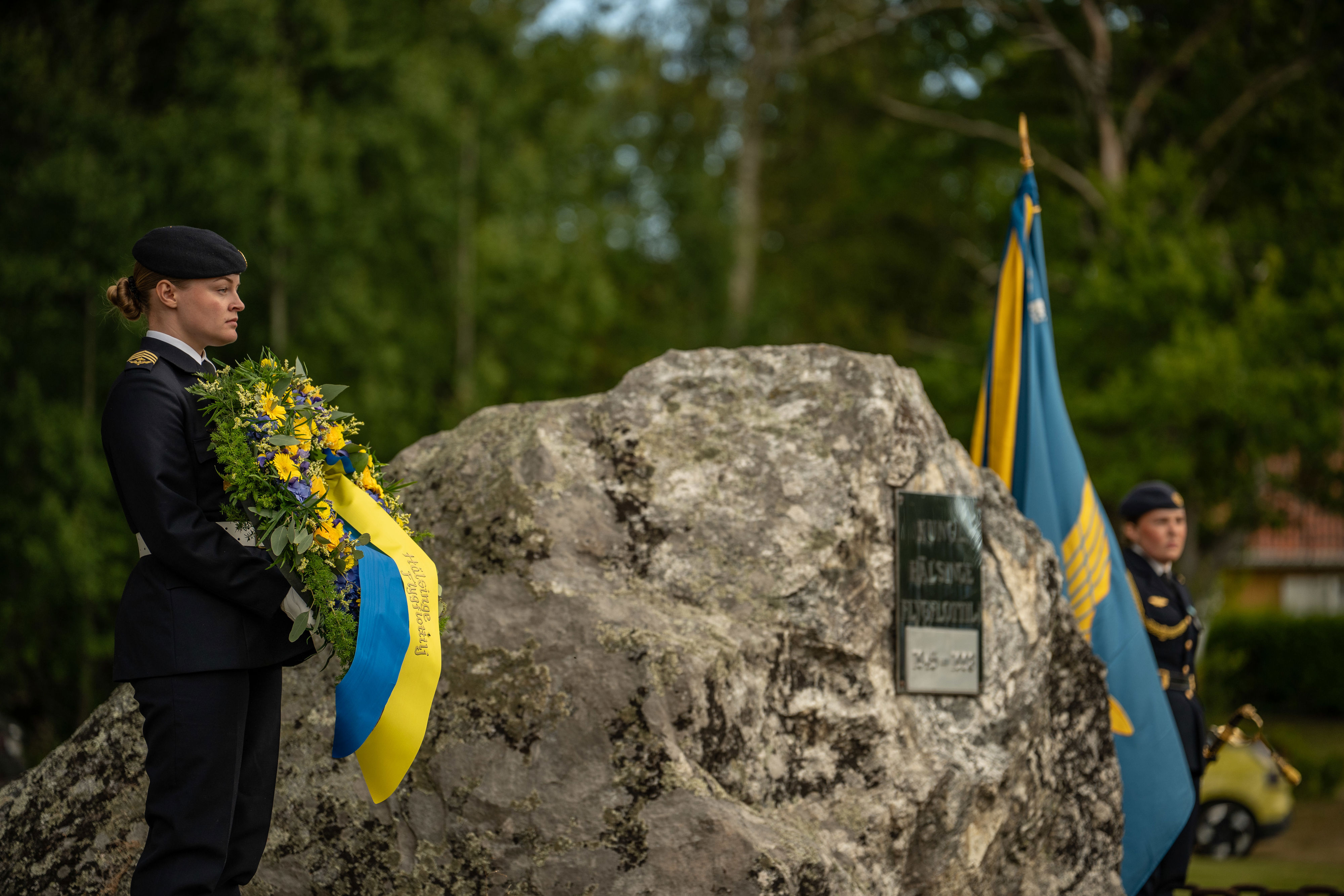 Kransnedläggningar har genomförts till minne av Flygvapnet 100 år.