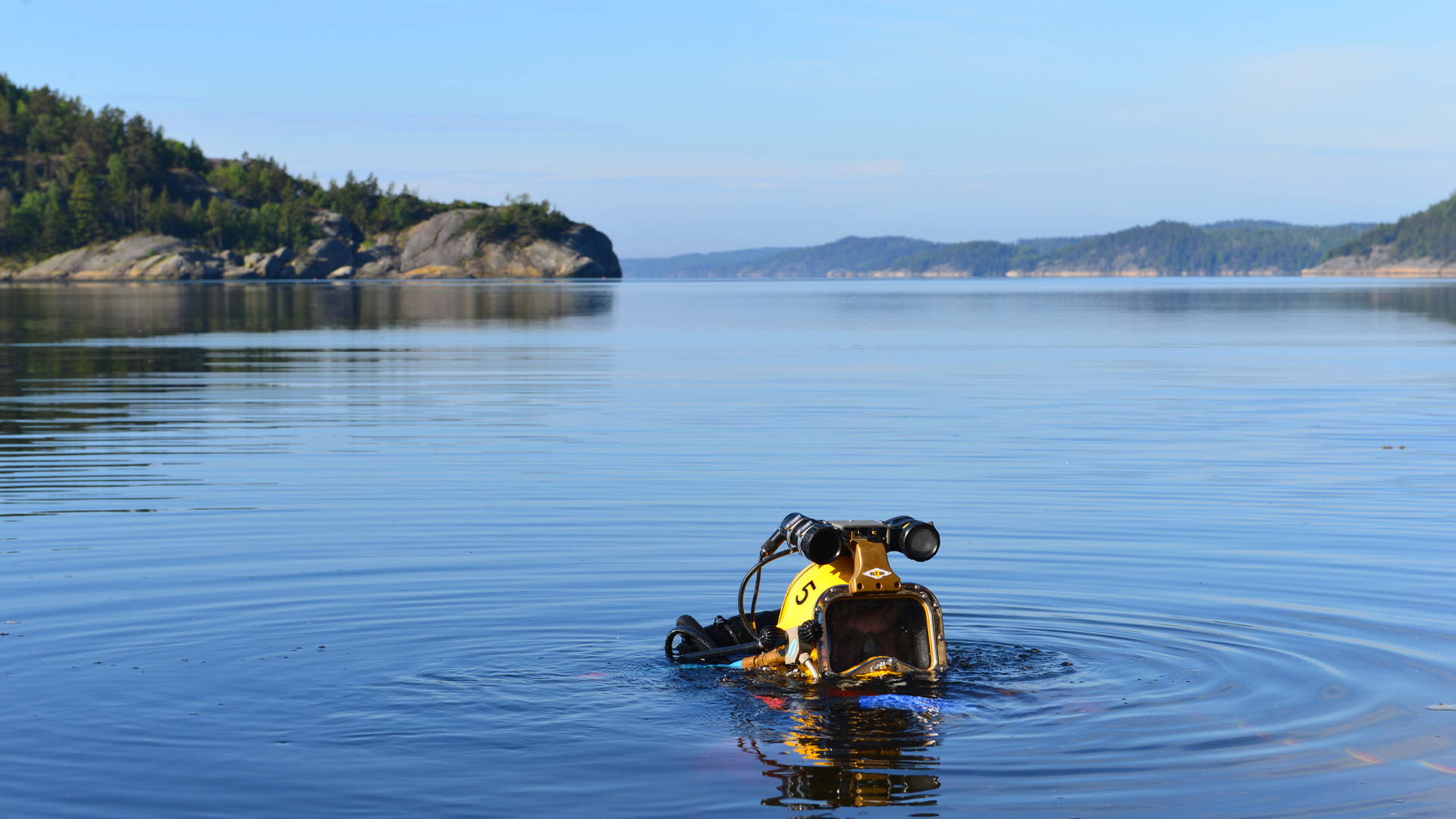 FMDNC, Försvarsmaktens dykeri och navalmedicinska centrum hanterar utbildning och utveckling inom dykeriområdet.FMDNC, Försvarsmaktens dykeri och navalmedicinska centrum hanterar utbildning och utveckling inom dykeriområdet.