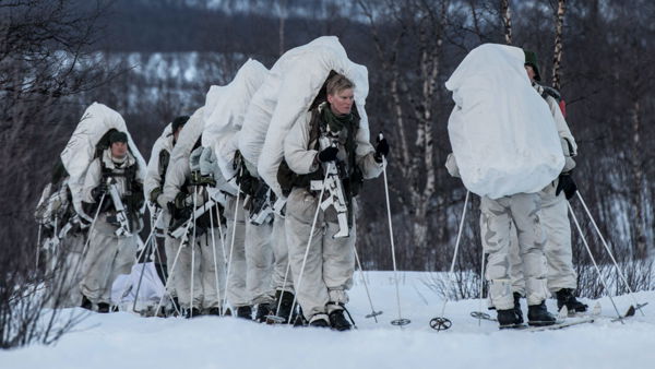 Skidmarsch över fjäll och ödemarker.