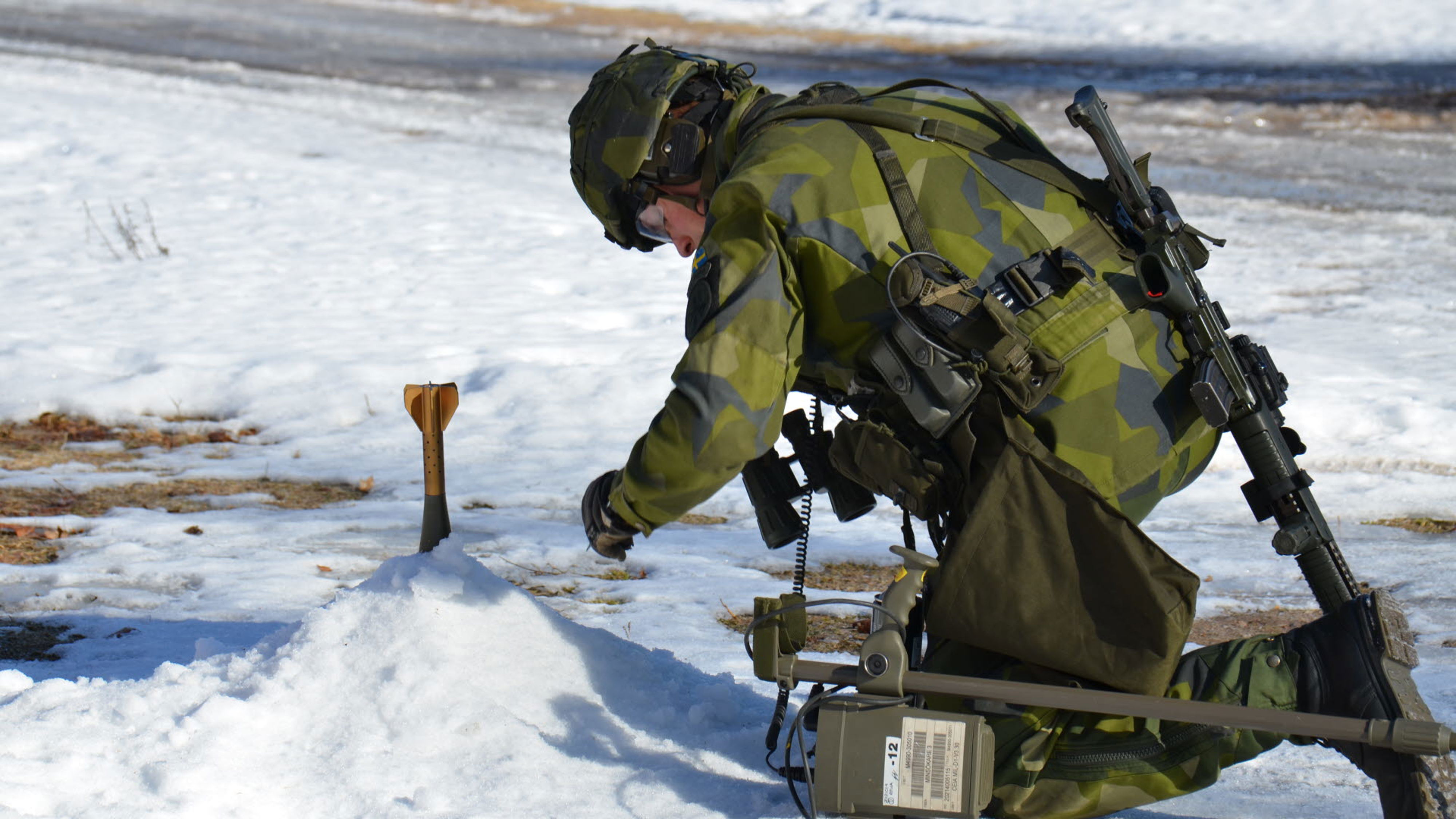 Upphittad ammunition kontrolleras av specialutbildade ammunitionsröjare.