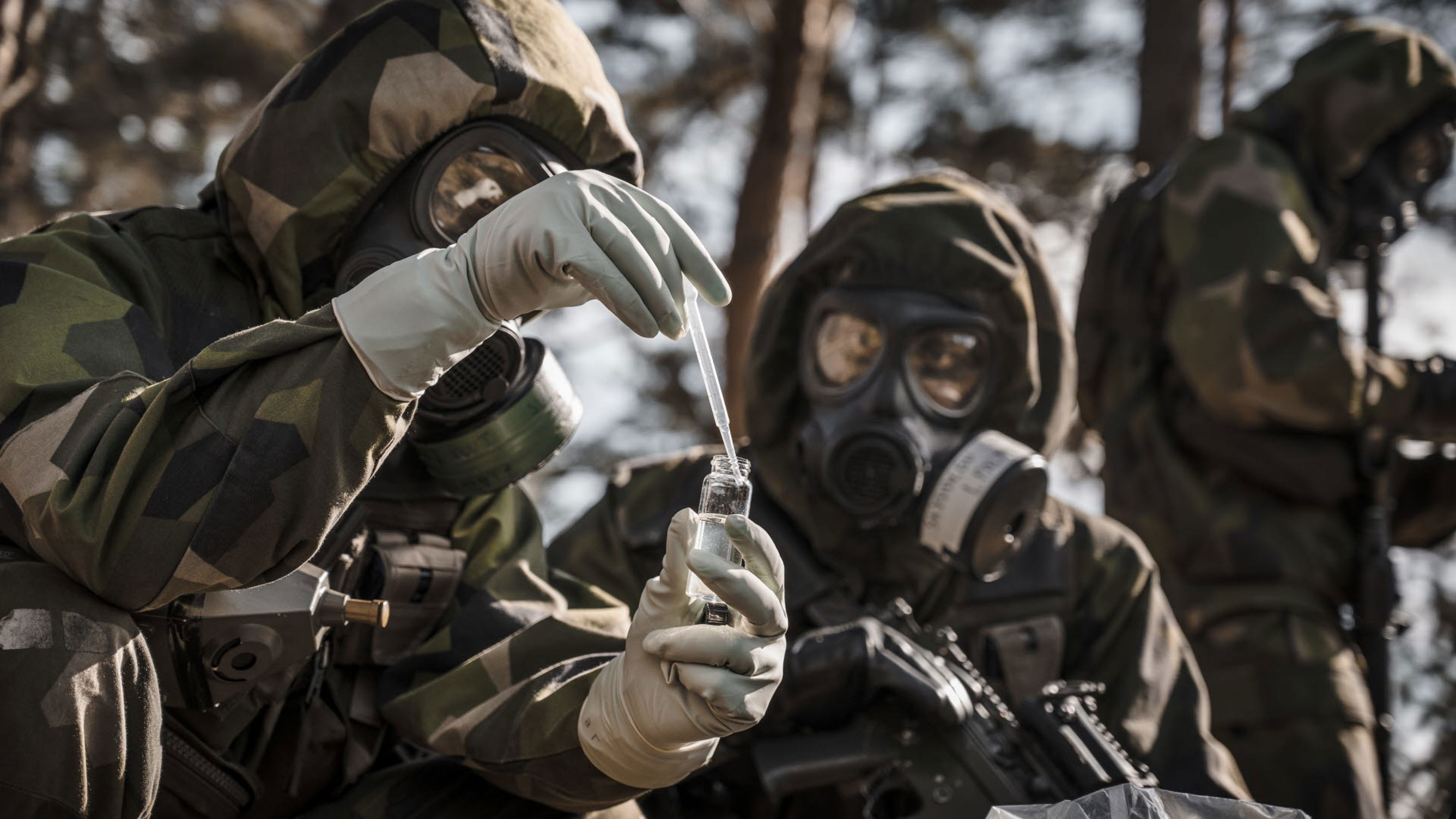 CBRN-soldater provtar misstänkt kemiskt stridsmedel.
