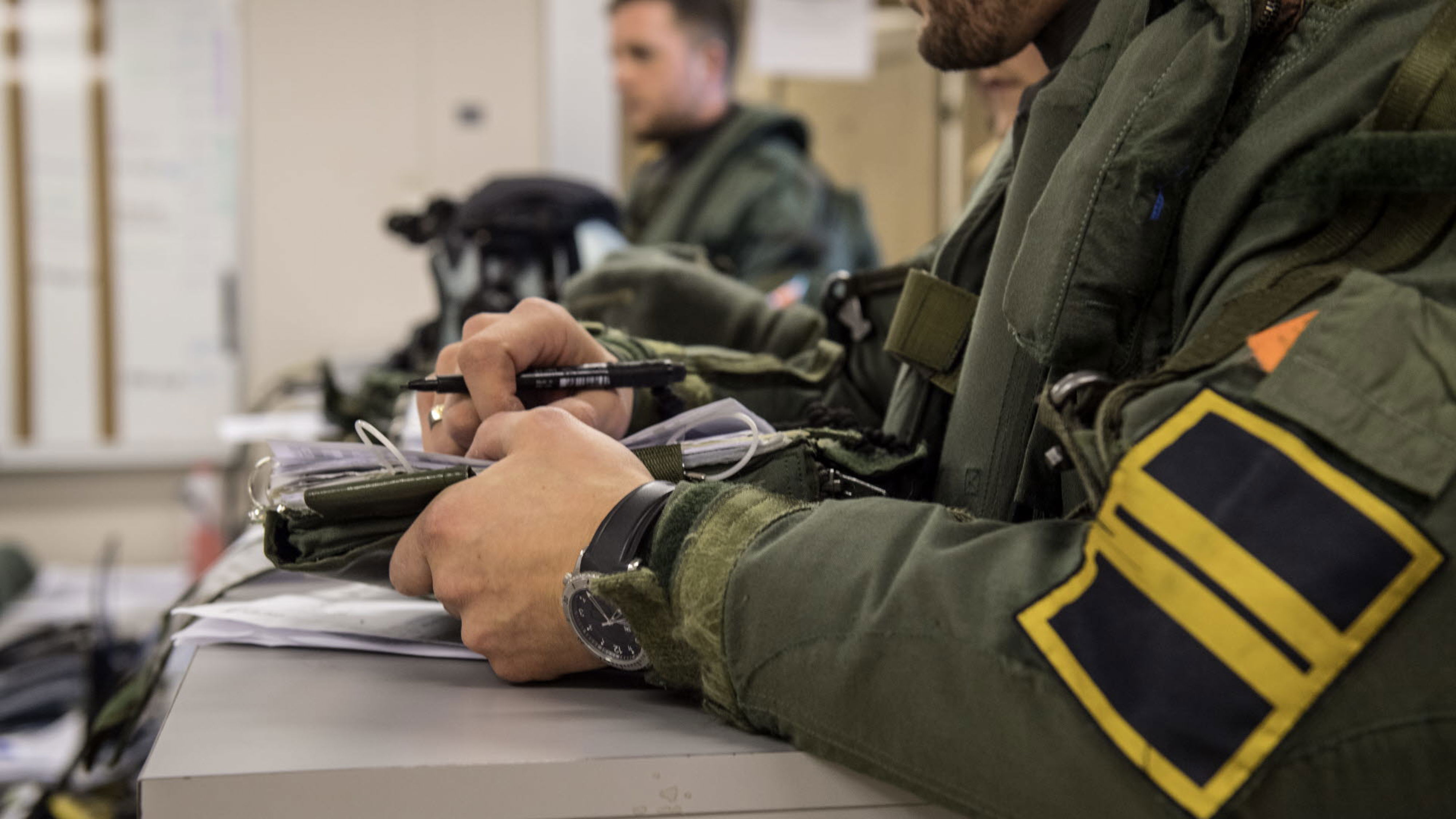 Piloter förbereder sig inför flyguppdrag.