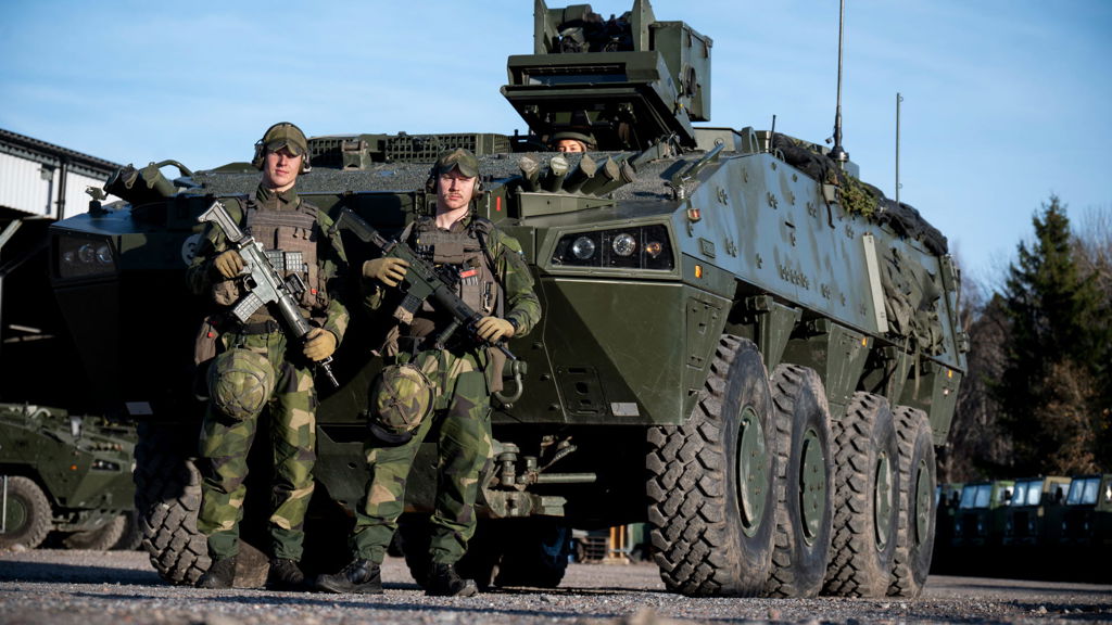 Livgardesbrigaden med pansarterrängbil 360.
