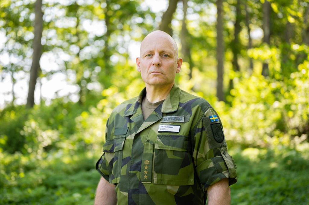 Överste Gustaf Dufberg framför en skog