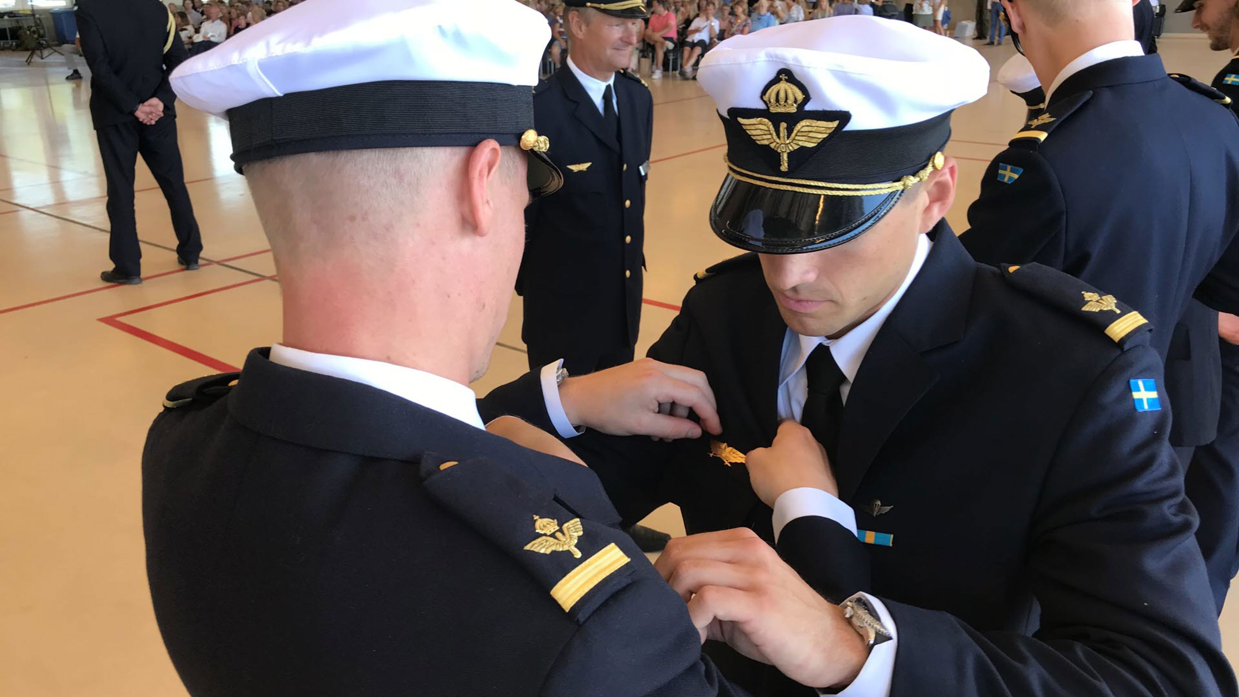 Nyexaminerade piloter genomför så kallad vingexamen.