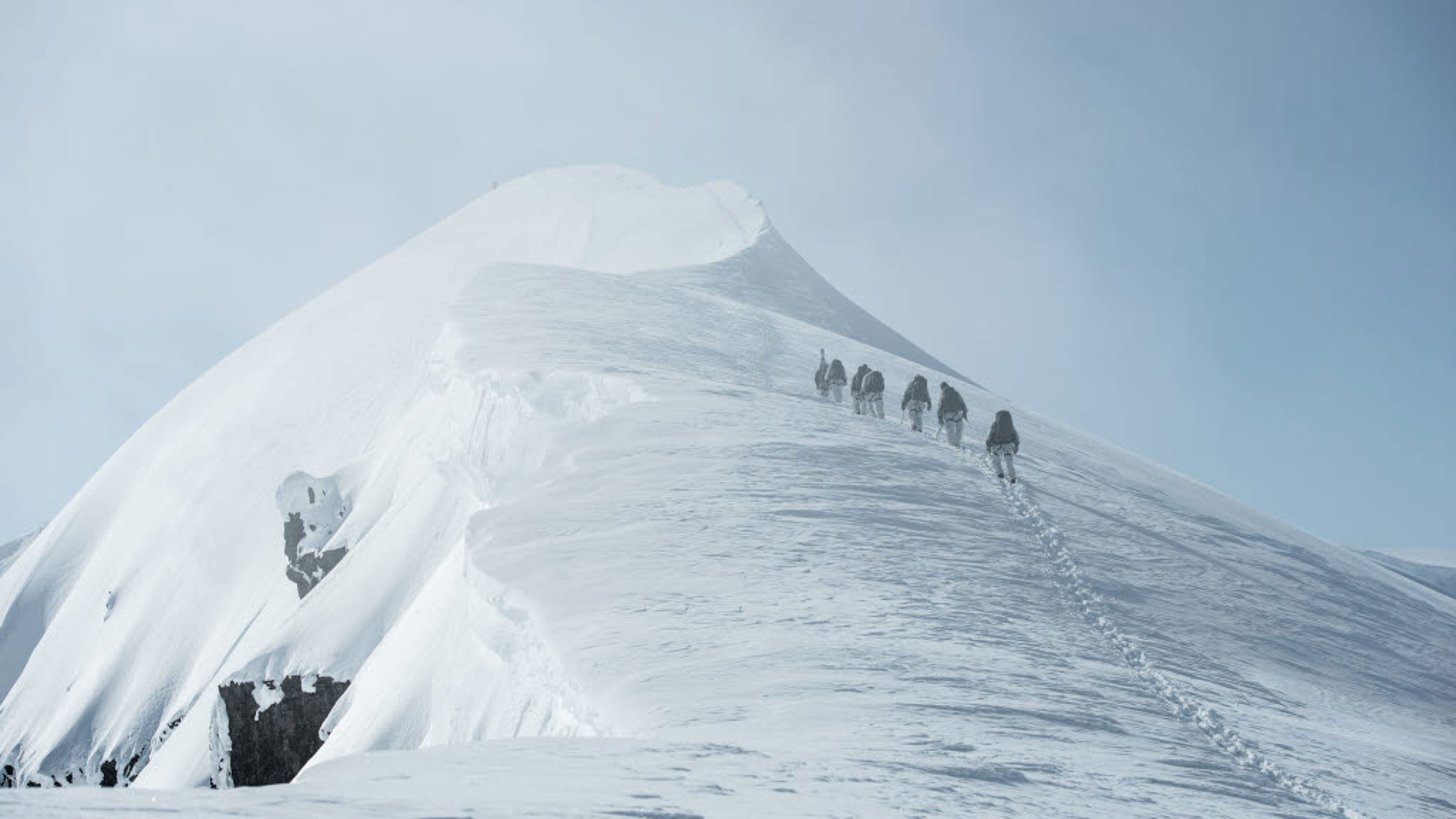 Blivande jägar- och förstärkningssoldater tar sig upp mot Sydtoppen på Kebnekaise. Toppbestigningen är en del av deras grundläggande fjällutbildning vid Norrlands dragonregemente.