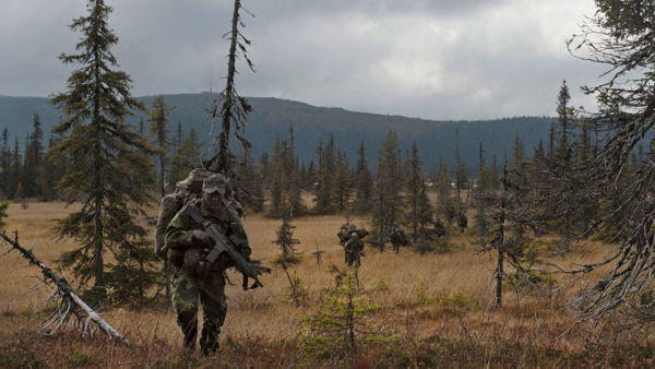 Jägarsoldater förflyttar sig i den norrländska terrängen.