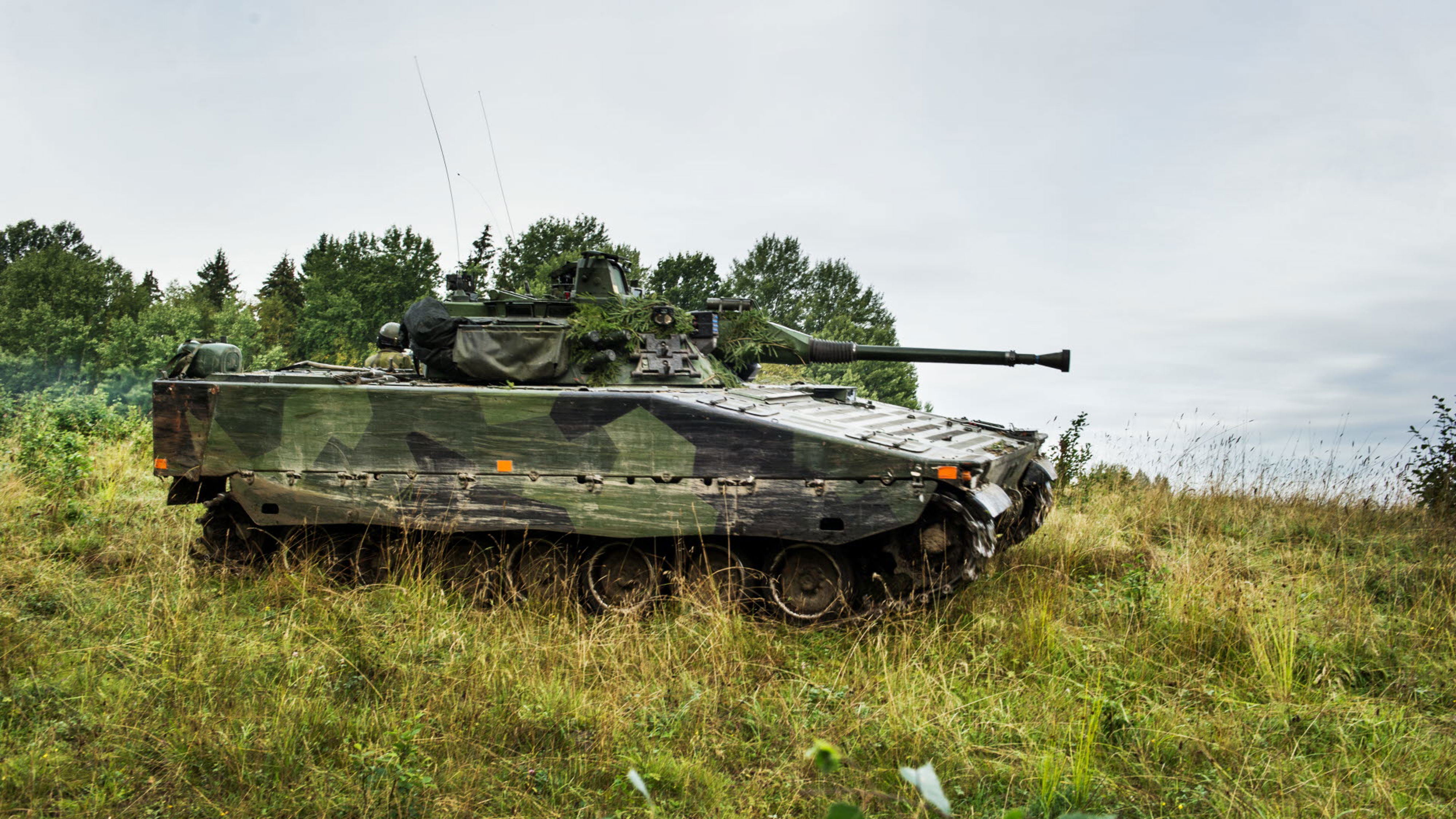 Stridsfordon 90 i öppen terräng.