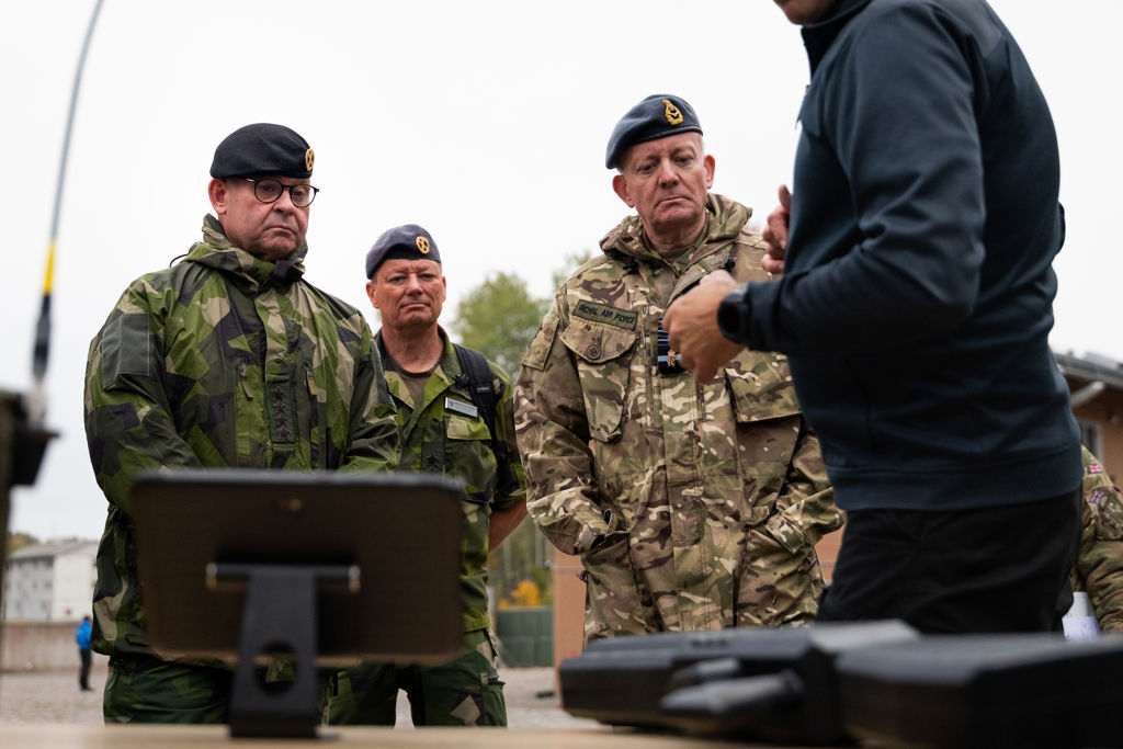 Sveriges och Storbritanniens överbefälhavare på besök i försvarsindustrin
