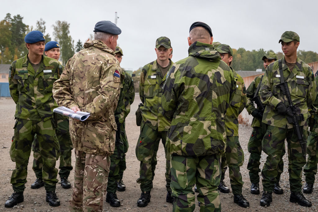 Sveriges och Storbritanniens överbefälhavare framför värnpliktiga