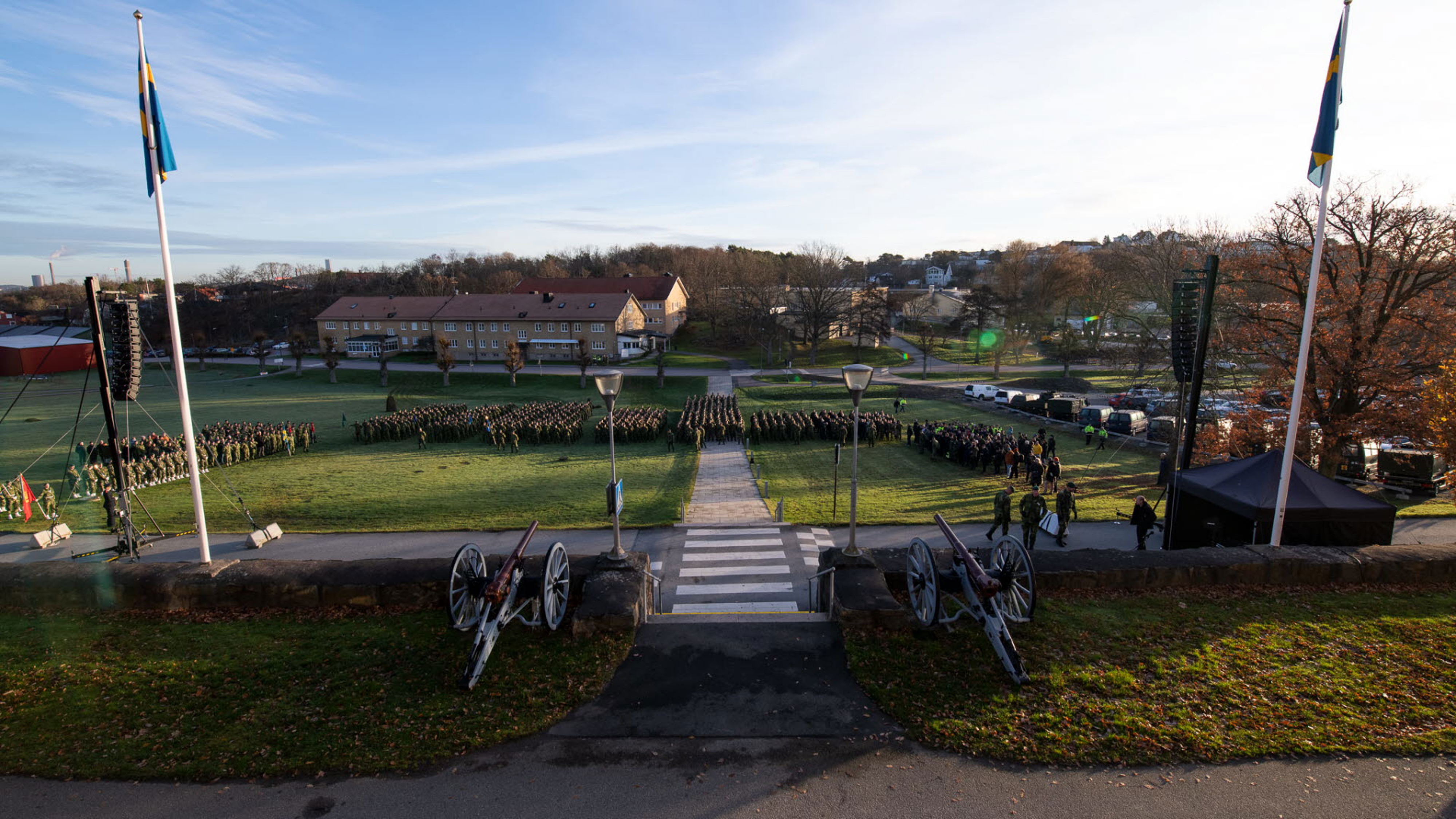 ÖB och statsminister besöker Göteborgs garnison. Första förbandsbesöket som Michael Claesson genomför som överbefälhavare. Här sker uppställning av garnisonen personal.