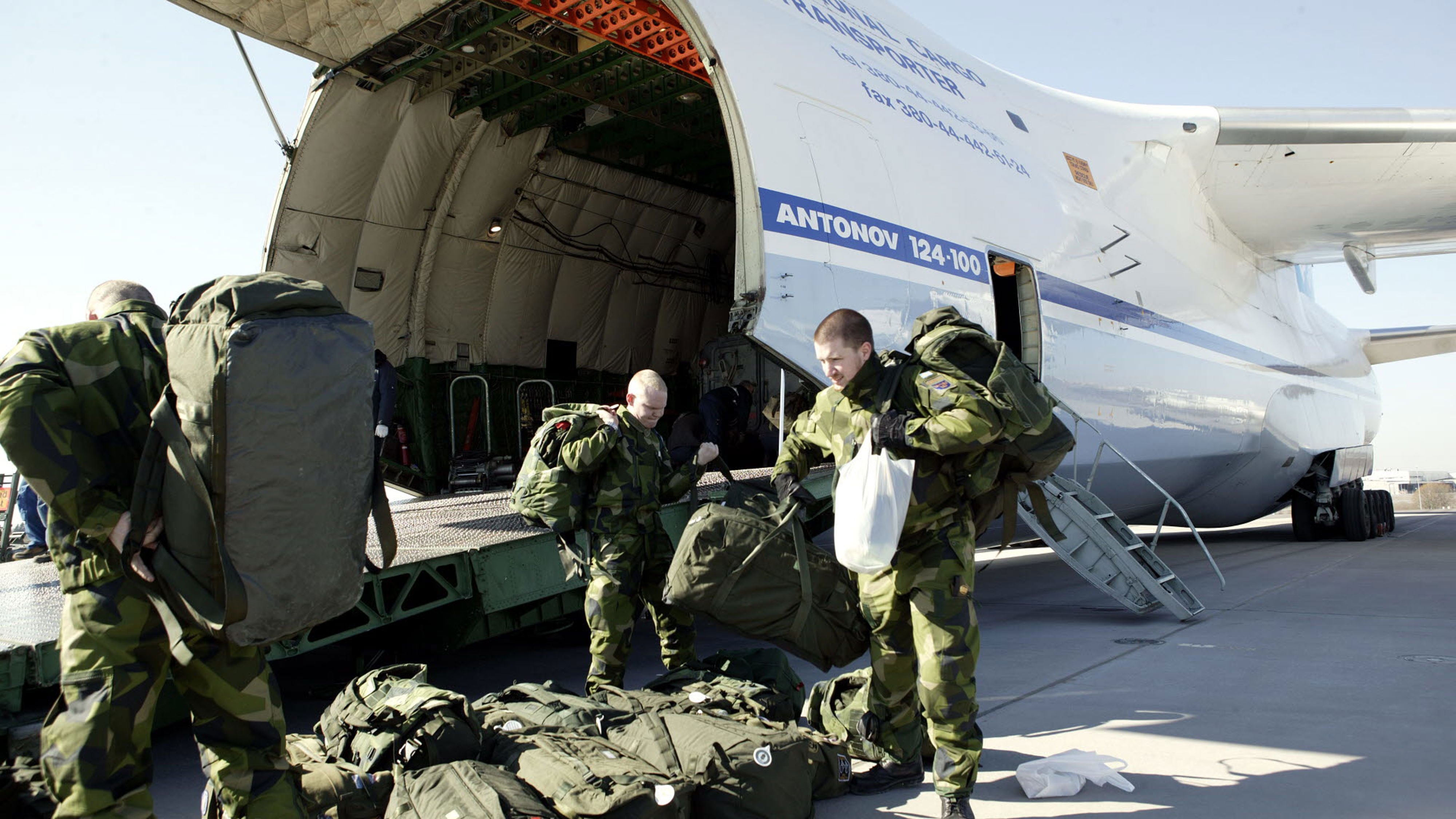 Svenska soldater på väg från Arlanda med en Antonov An 124.