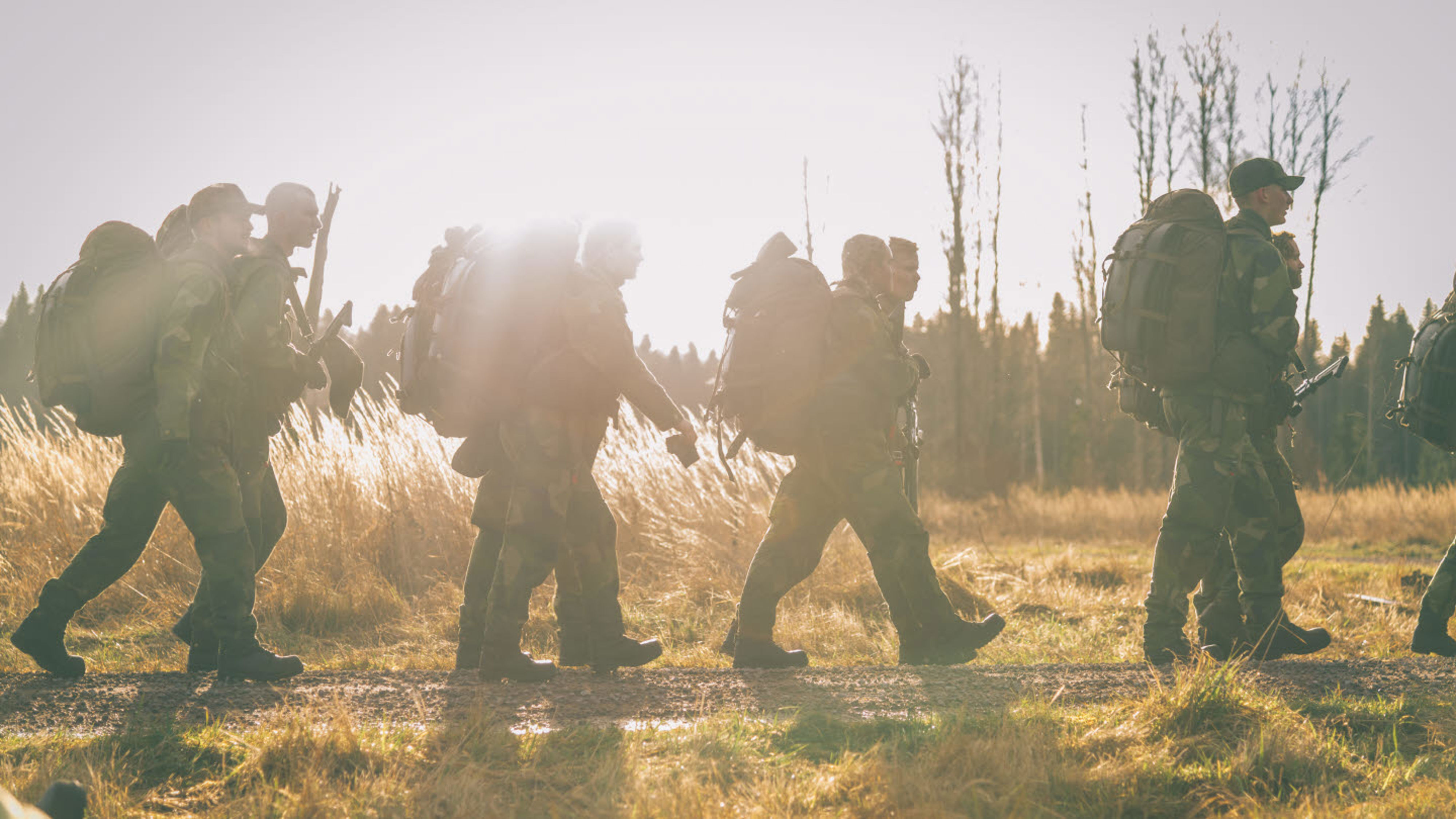 Värnpliktiga vid Upplands flygflottilj genomför soldatprovet på Marma skjutfält.