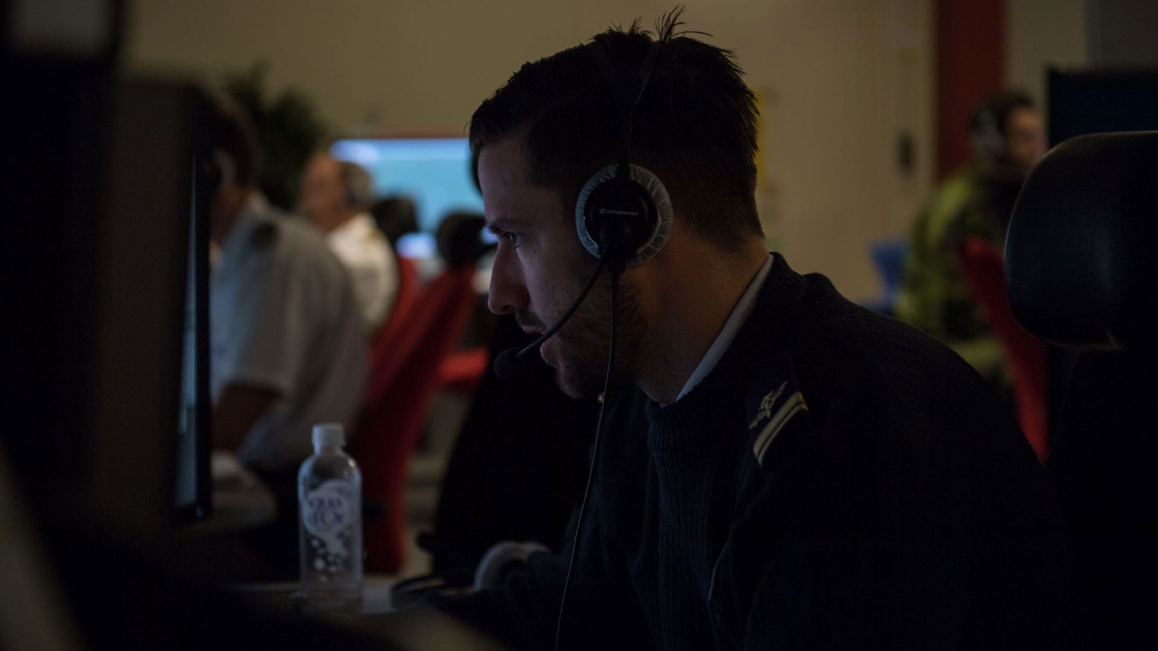 En flygstridsledare vid 161:a Stridslednings- och luftbevakningsbataljonen leder stridsflyg under övningen Trident Juncture 18.