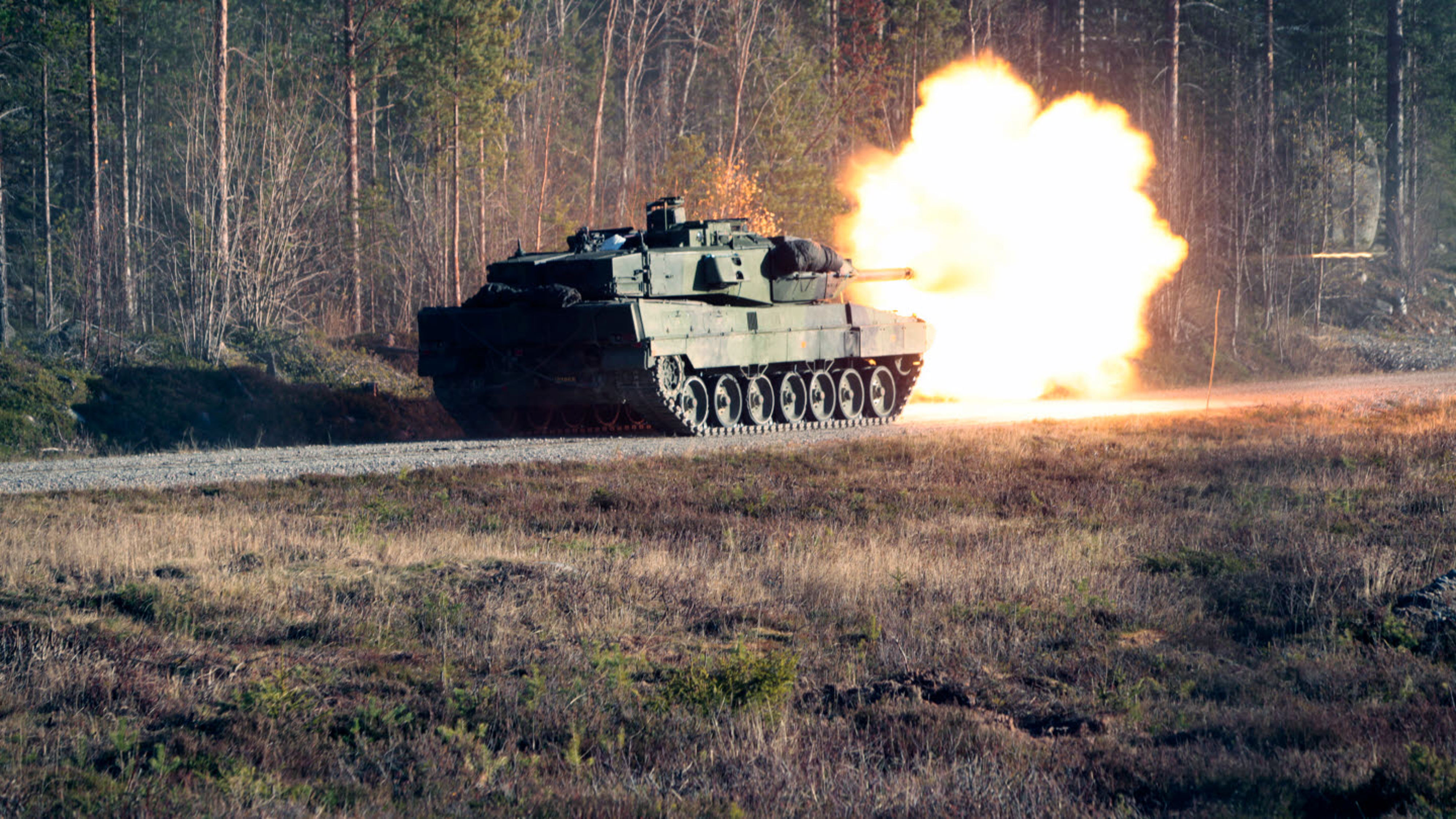 Stridsvagn 122 ur Norrbottens pansarbataljon under skarpskjutning på Tåme skjutfält.