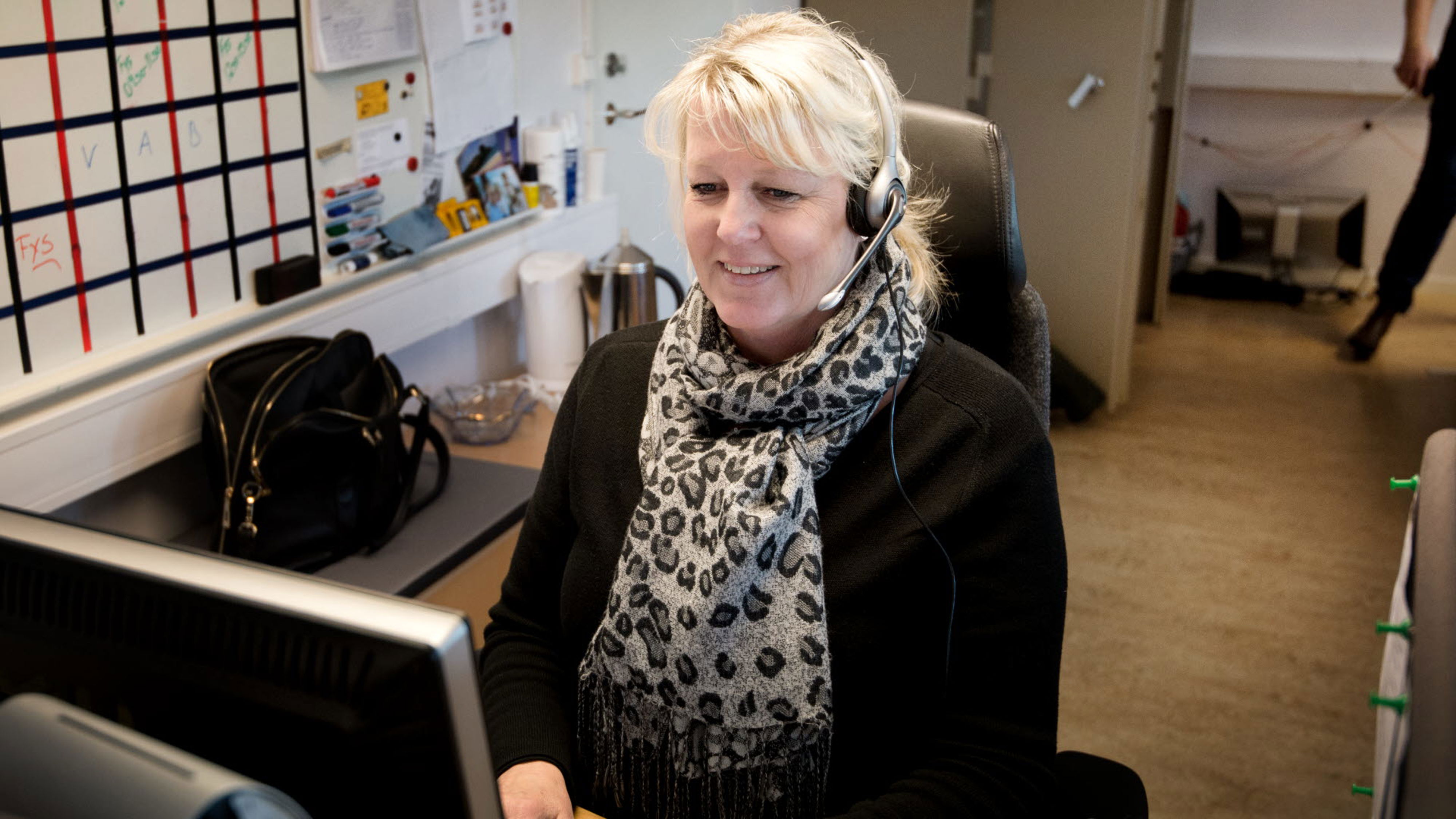 Ledningsstödsenheten bistår i att förmedla och kommunicera hemlig såväl som öppen information.