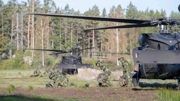 Luftlandsättning med helikopter är ett av bataljonens specialområden.