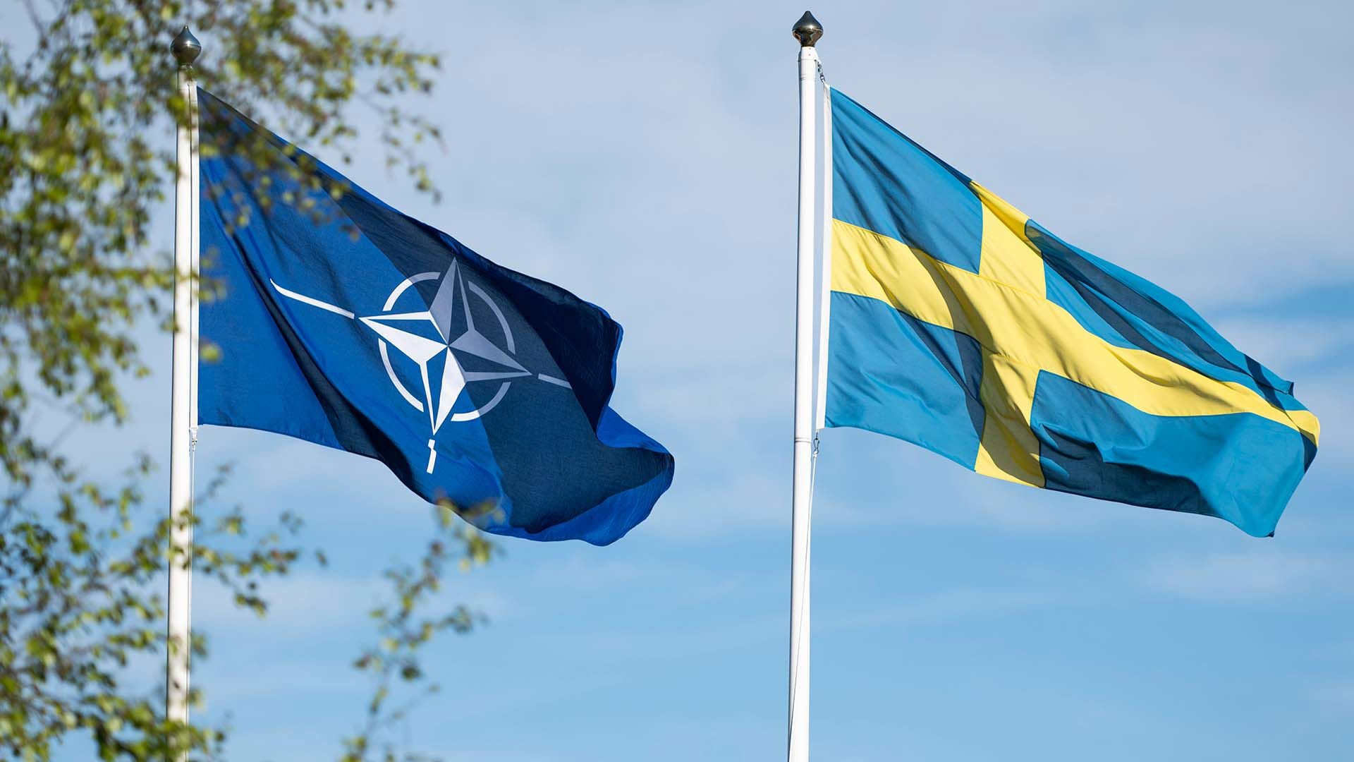 En svensk och en nato flagga.