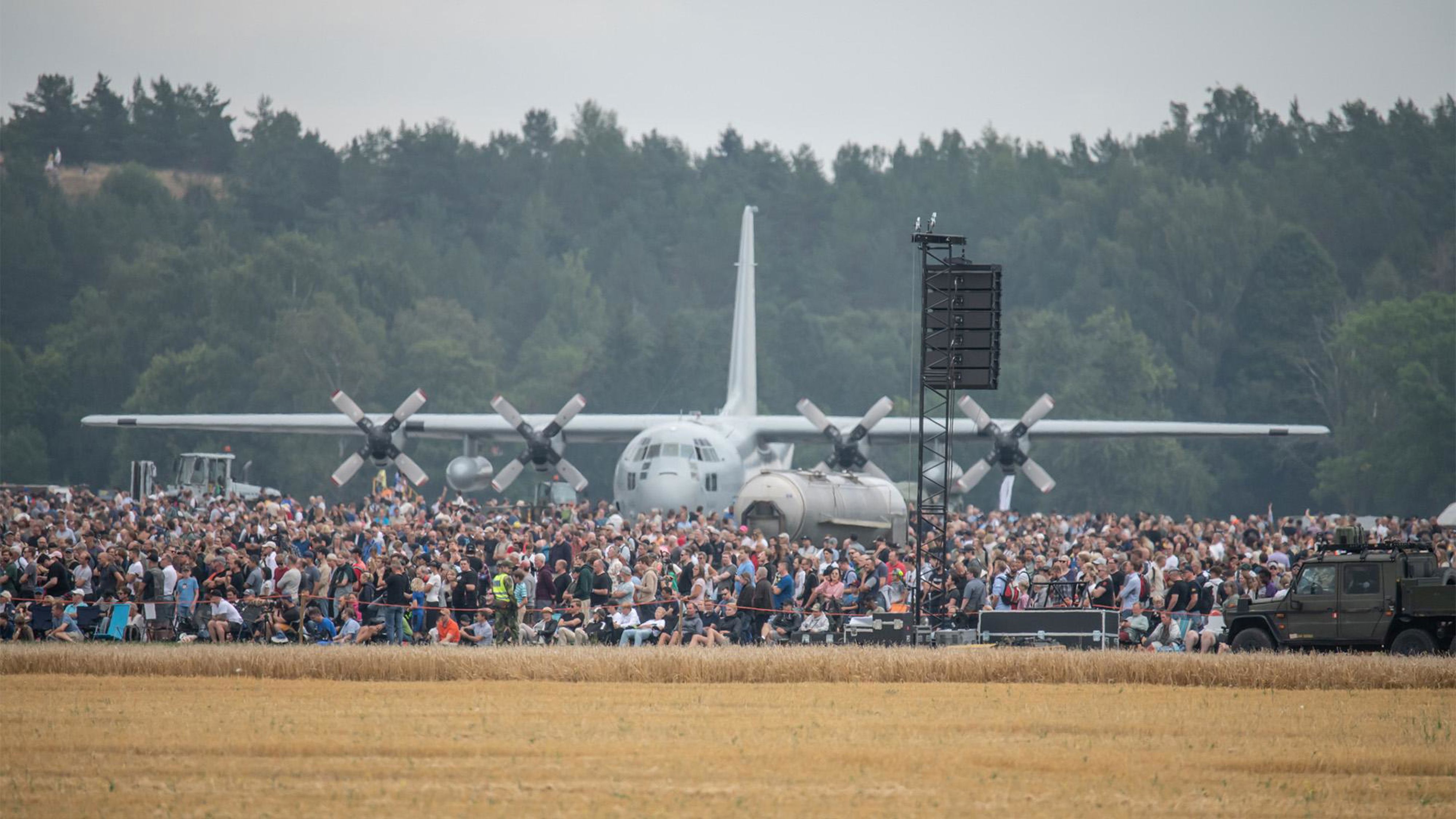 Ett flygplan bakom en stor folksamling