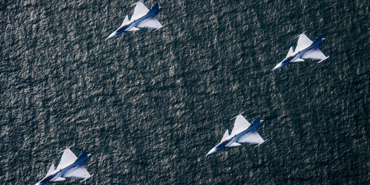 Saab JAS 39 Gripen över vatten.