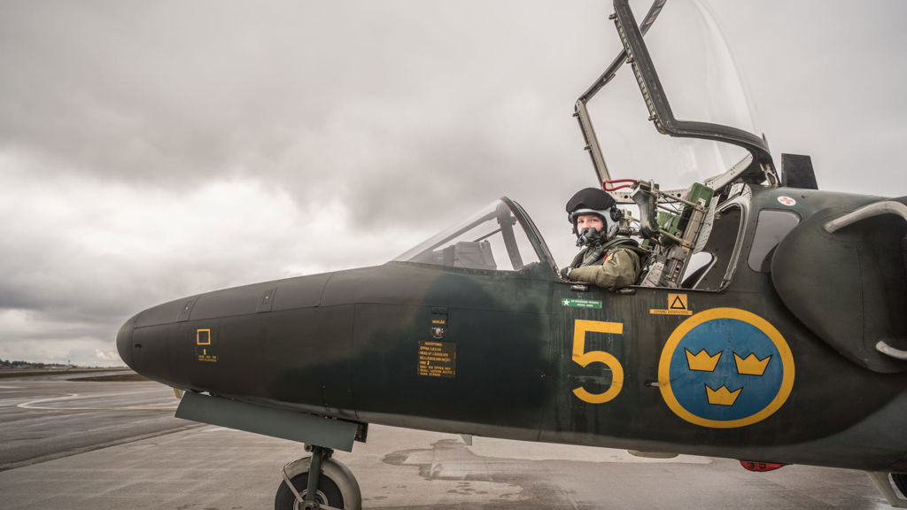 Pilot i cockpit på sin Saab SK 60 i Linköping.