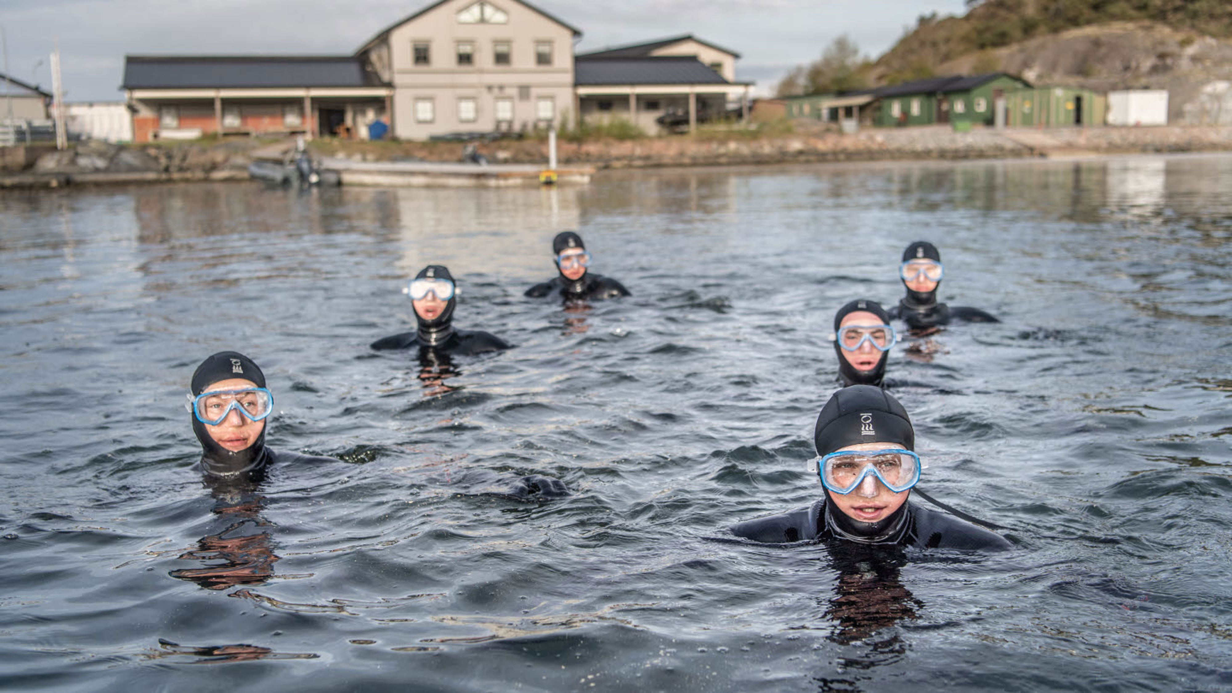 Röjdykare på uppdrag i vatten.