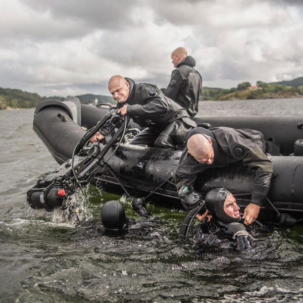 Röjdykare under utbildning.