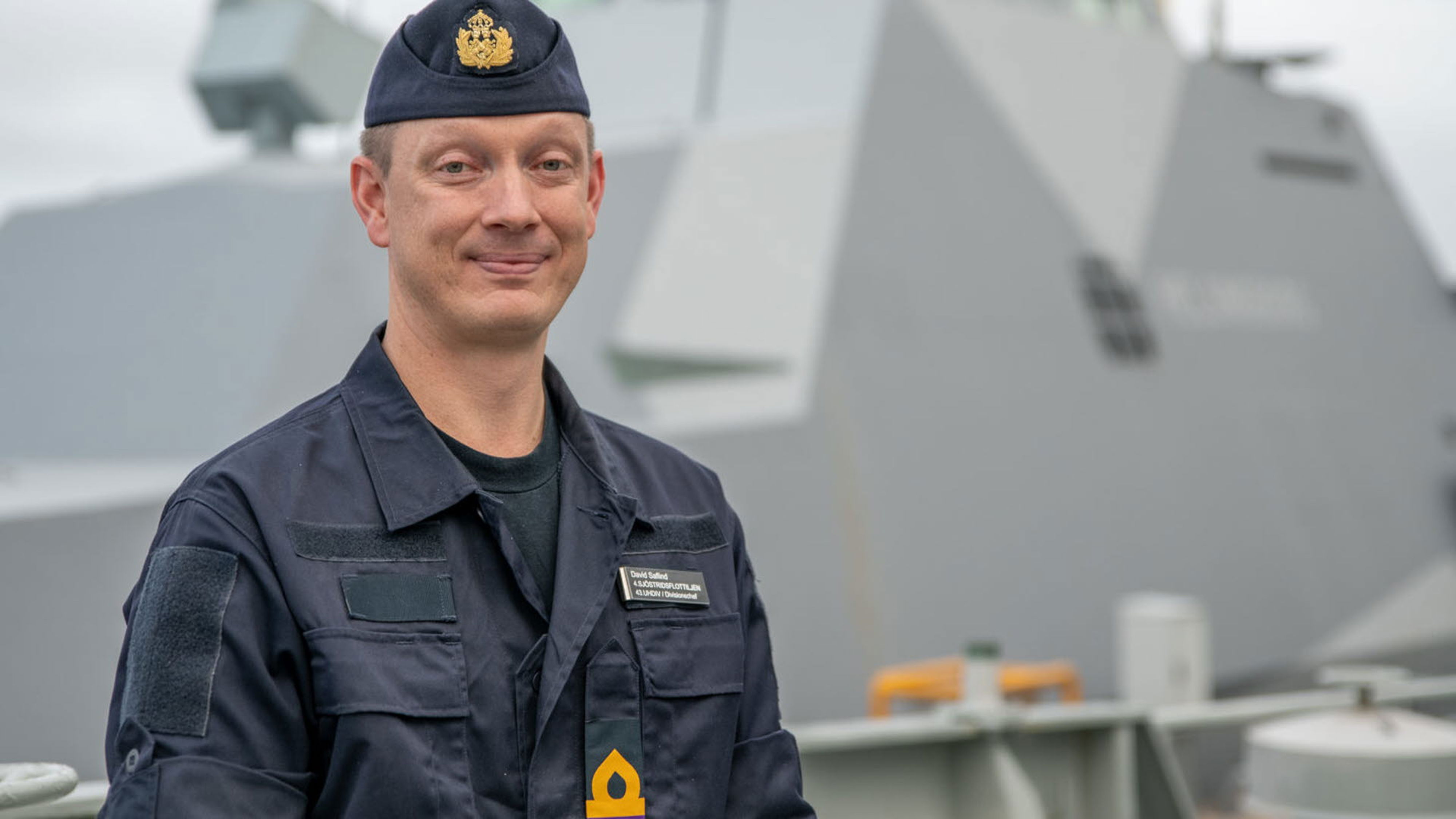 David är försvarsingenjör i marinen.