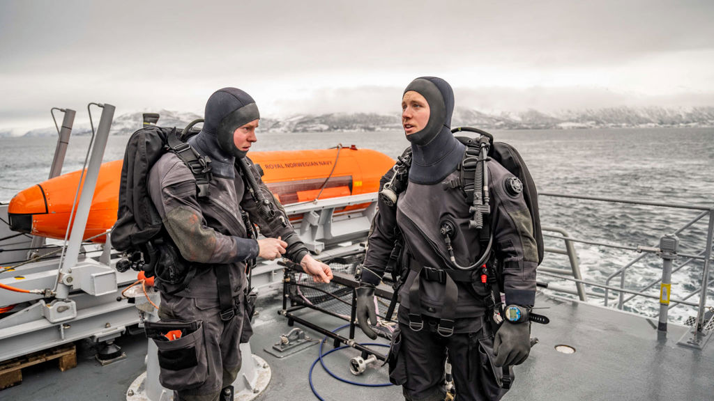 Röjdykare på vinterövning.