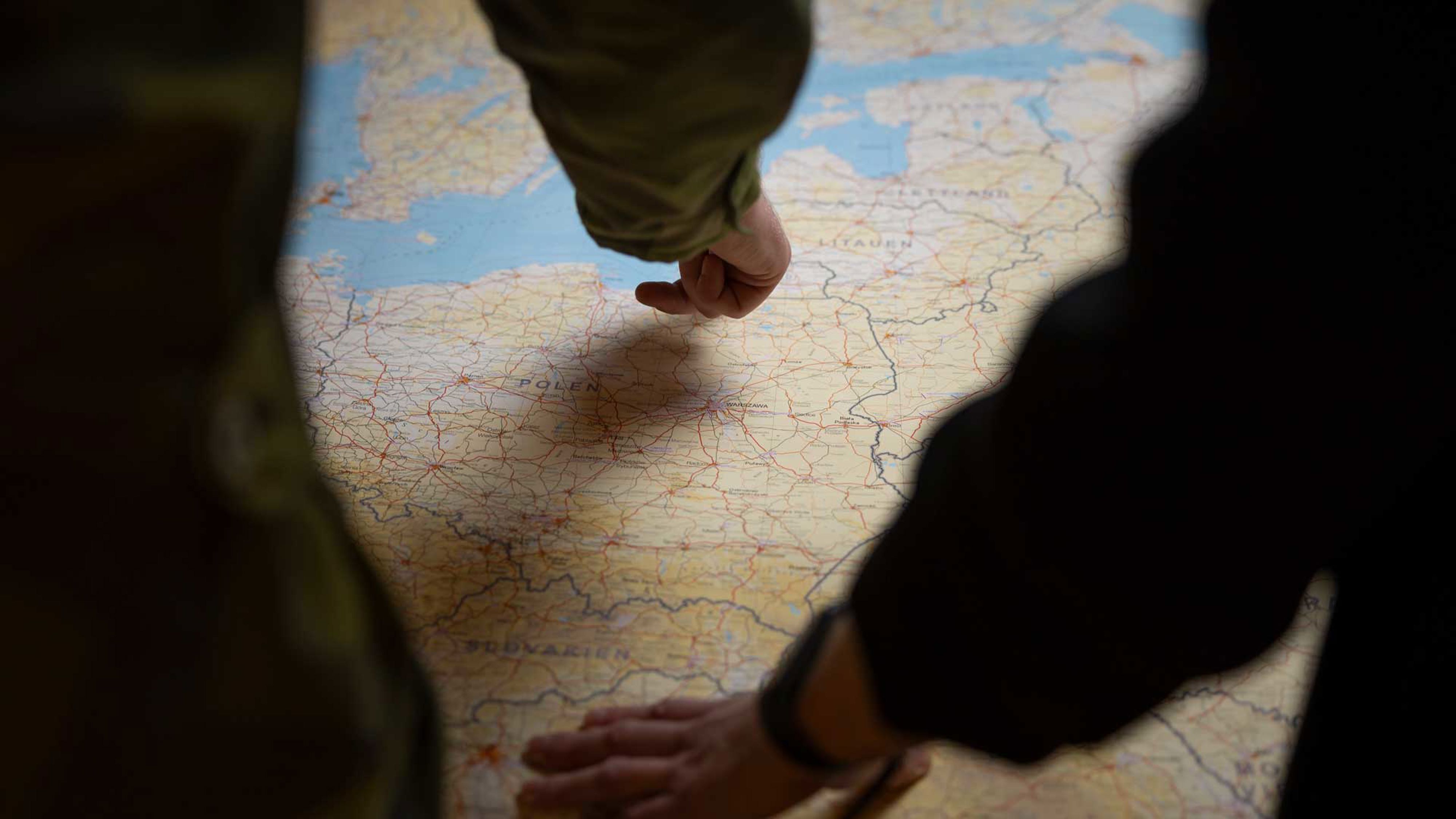 Två militärer som överblickar en karta