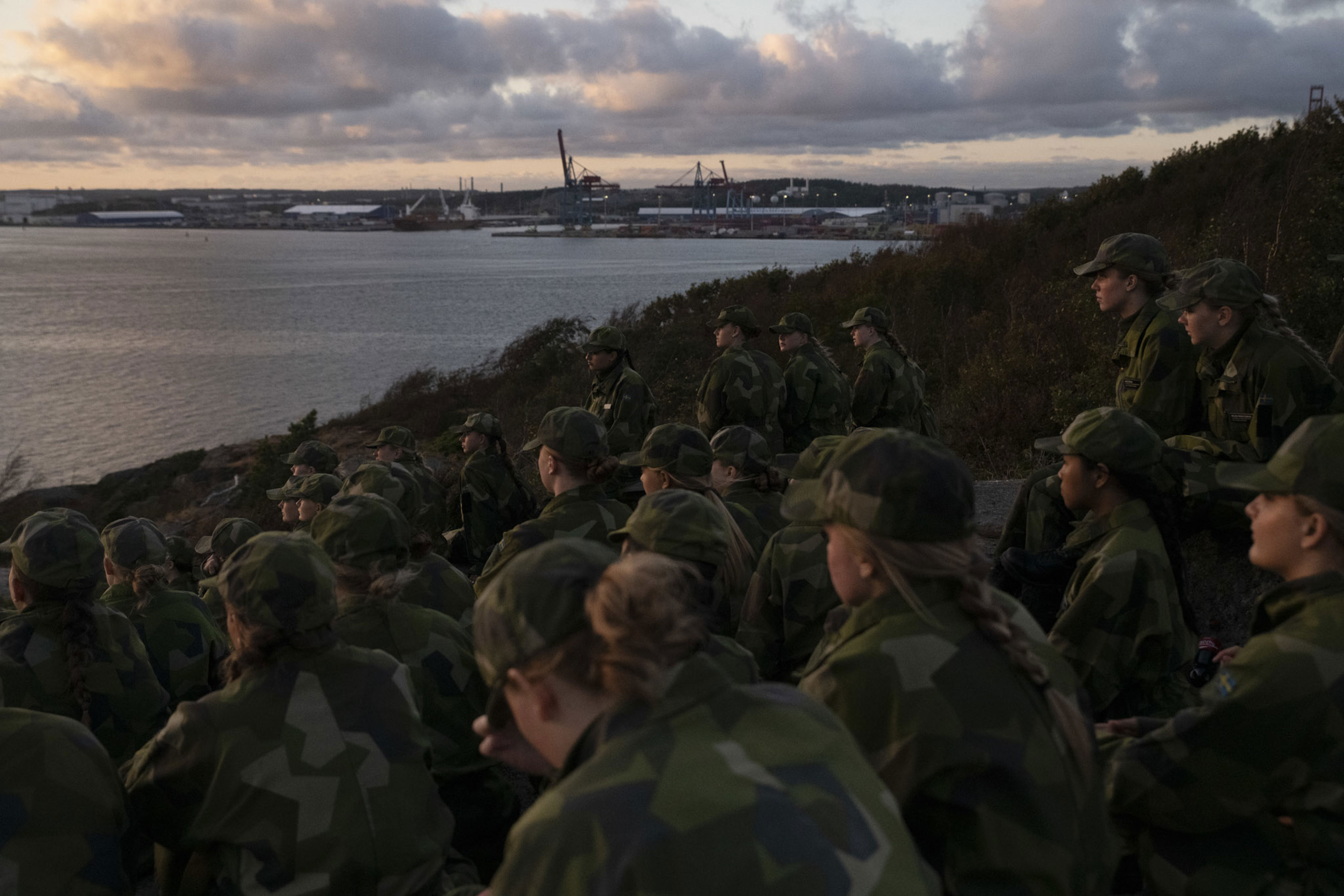 Militärer som tittar ut över vattnet