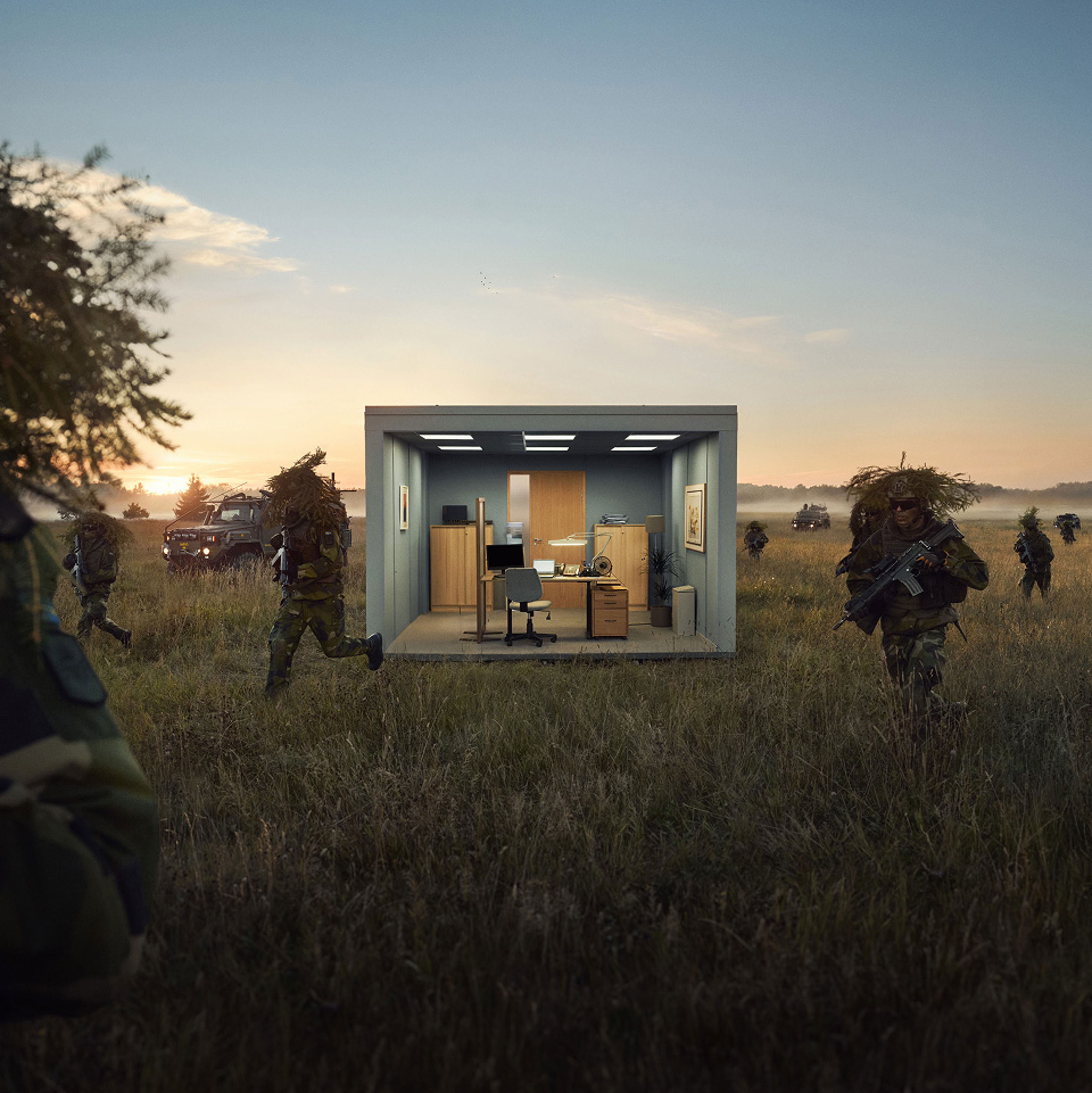 Soldater springer förbi en låda med ett kontor i på ett fält